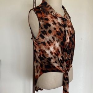 Leopard print high-low sleeveless button down top, front waist ties L